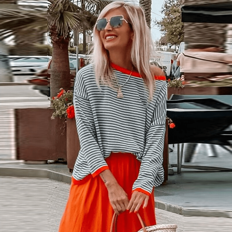 Korina - Stijlvolle Blauwe Pullover met Oranjekleurige Accenten